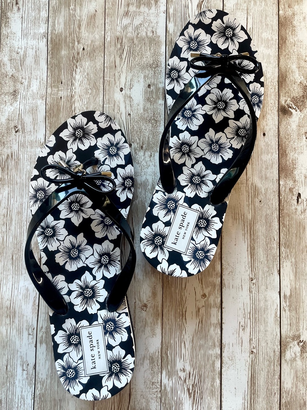 kate spade NY Nova Sandal Black & White Floral Bow Gold Charm Flip Flops W9 GUC - Picture 2 of 12
